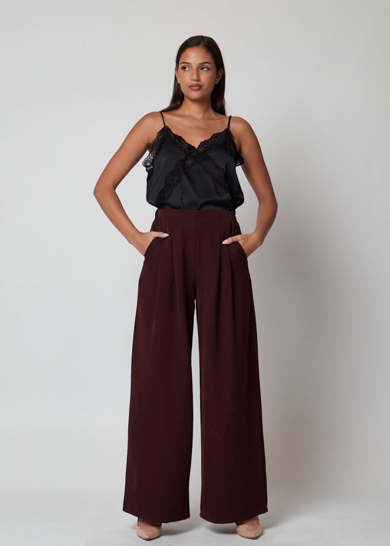 Mujer con Pantalón Chiara ancho color burdeos de tiro alto, estilo casual chic