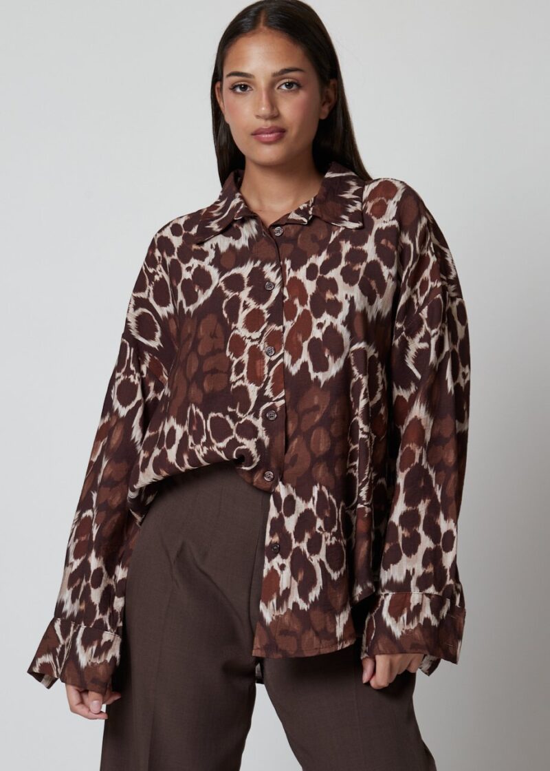 Mujer con Camisa Rooster oversize en estampado animal print marrón y beige, estilo casual chic