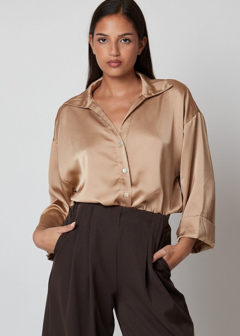 Mujer con Camisa Bruna satinada color champagne de manga amplia y botones, estilo casual chic elegante