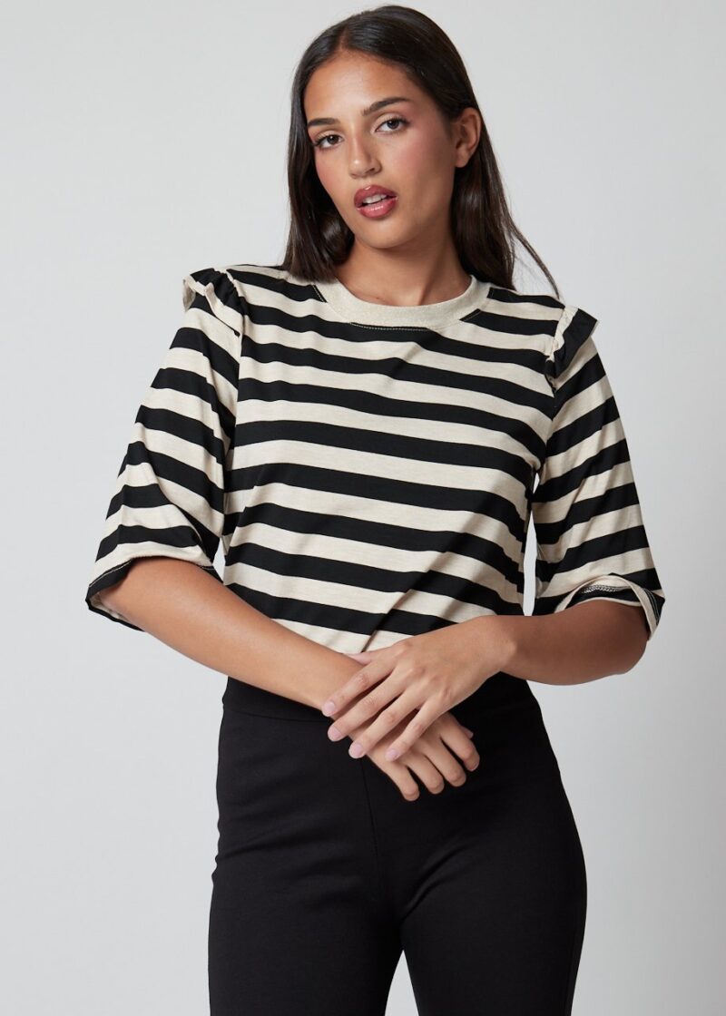 Mujer con Camiseta Lona a rayas blanco y negro con volantes en hombros, estilo casual chic