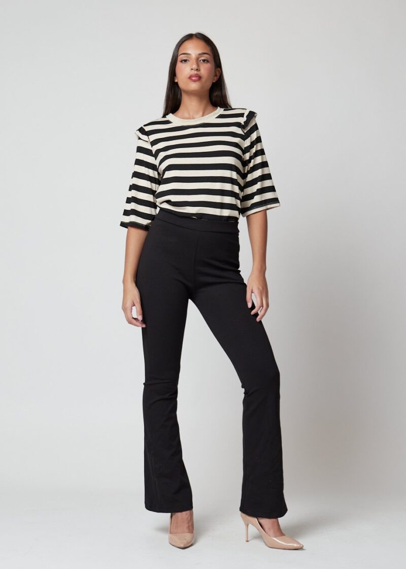 pantalón negro flare mujer, pantalón ajustado casual chic, pantalón versátil elegante, moda femenina Canarias