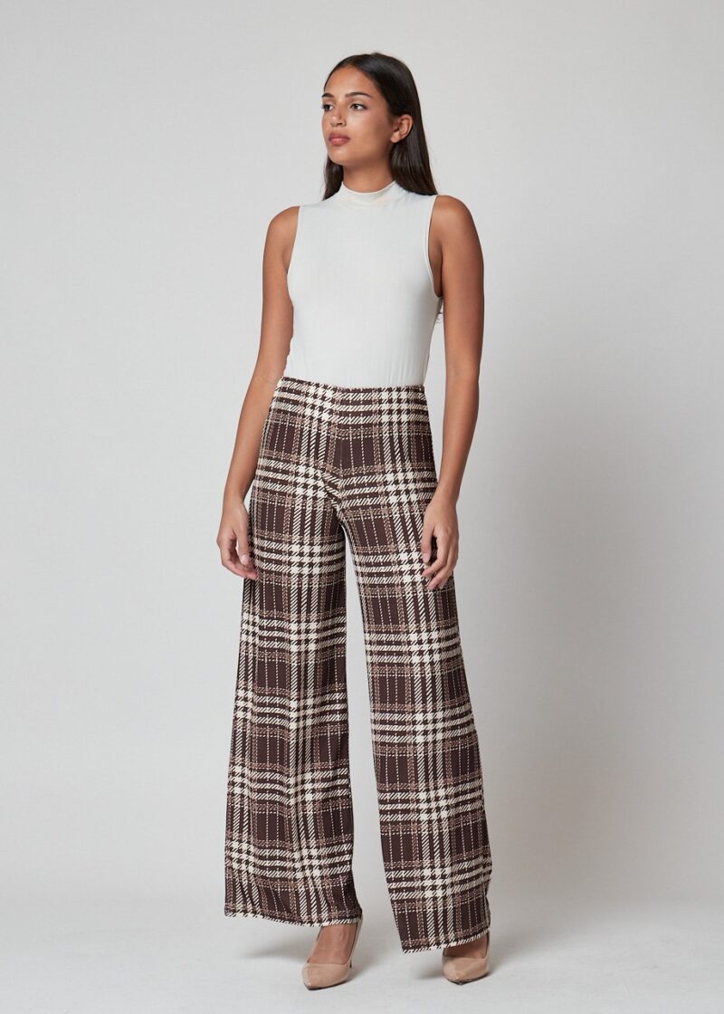 Mujer con Pantalón Martha de pata ancha en estampado de cuadros marrón y beige, estilo casual chic