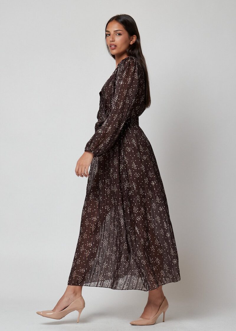 Mujer con Vestido Diana midi marrón estampado de lunares y cinturón, estilo casual chic elegante