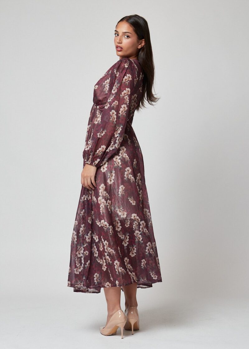 Mujer con Vestido Cecelia midi estampado floral en tonos burdeos y beige, estilo casual chic elegante