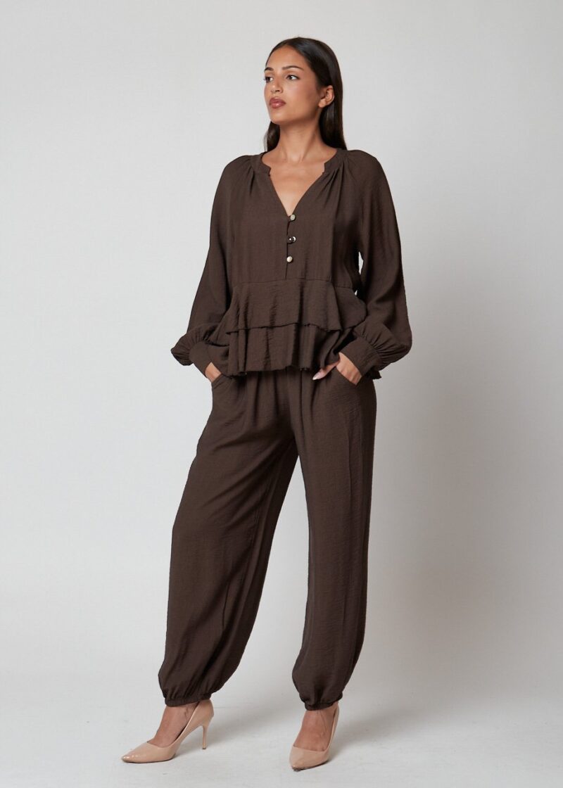Mujer con Pantalón Tarchia marrón casual fluido con puños elásticos