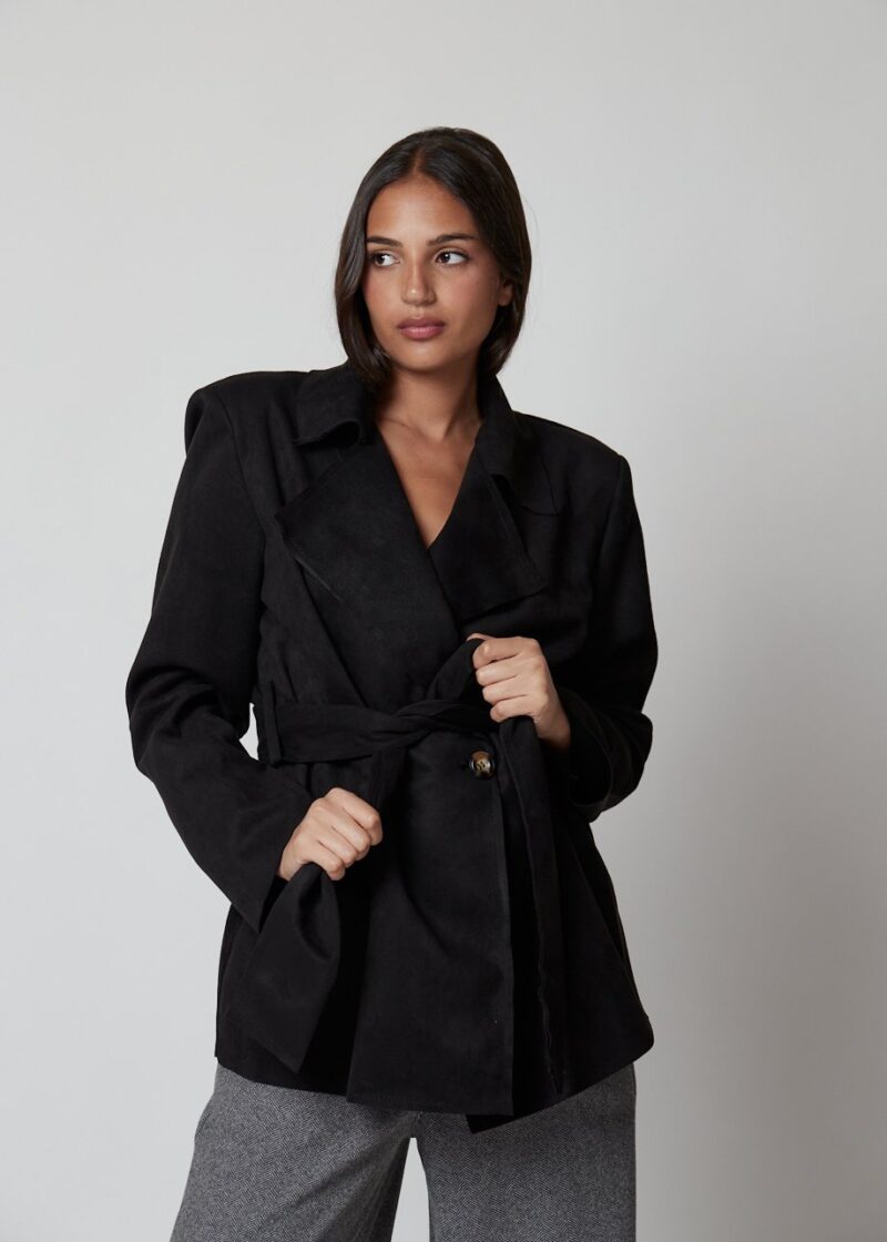 Chaqueta Rossie negra con cinturón ajustable y solapas amplias, estilo elegante casual