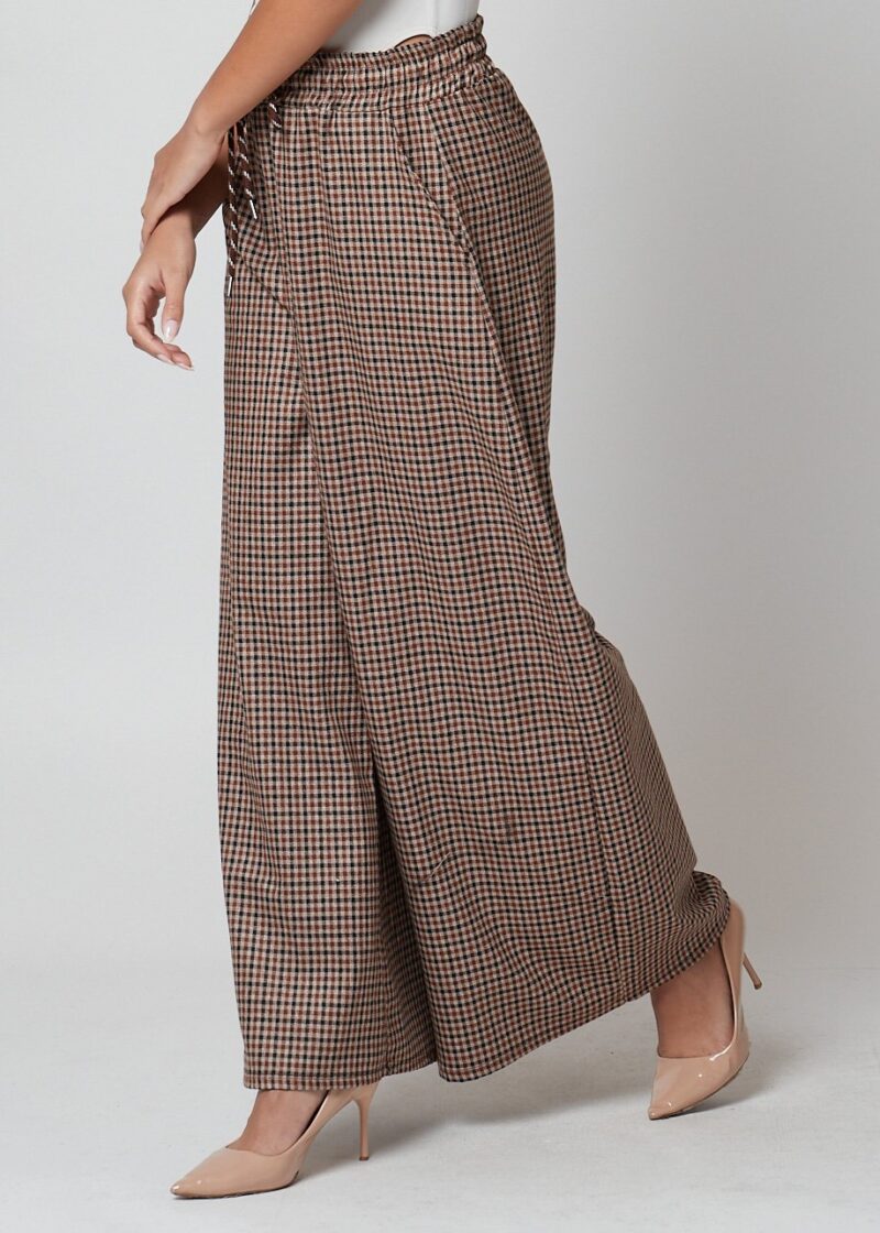 Pantalón Adele ancho de tiro alto con estampado de cuadros en tonos tierra para mujer.