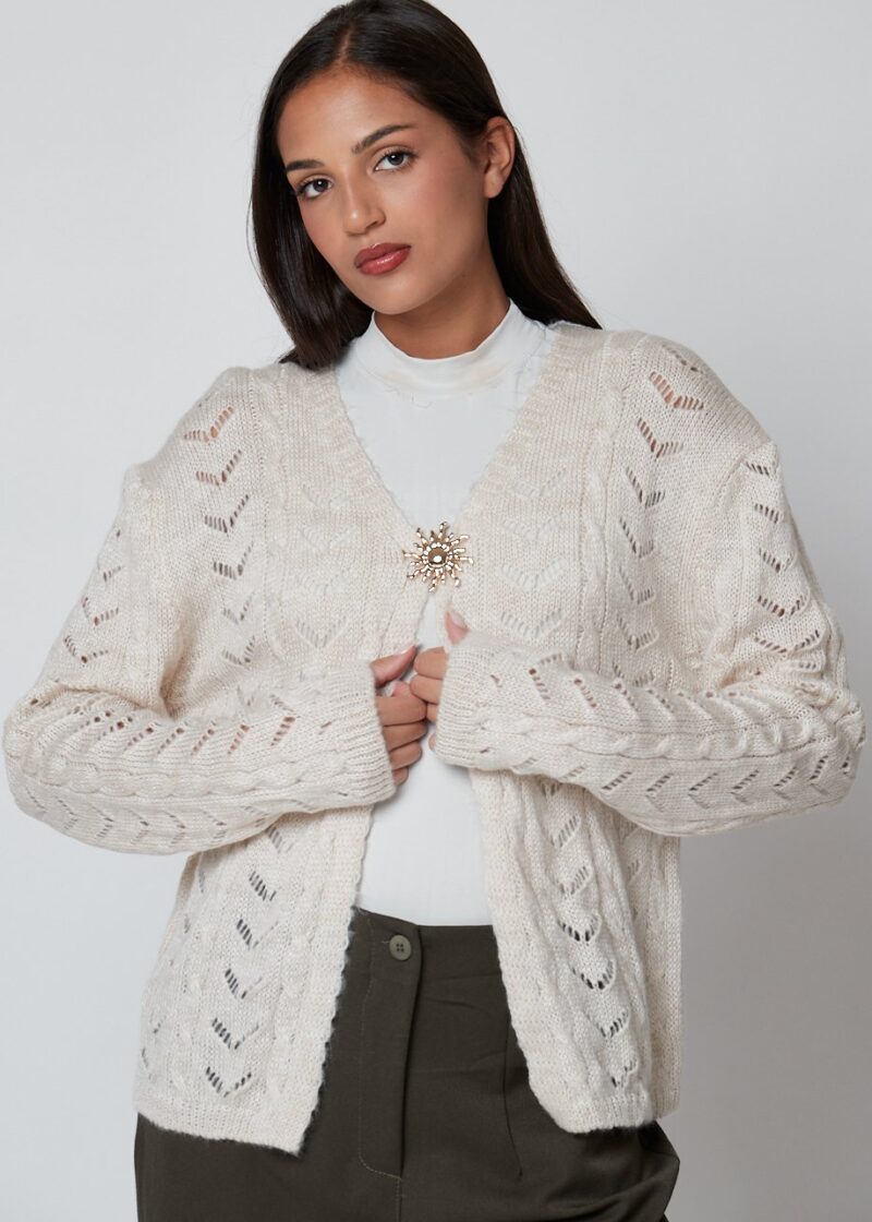 Cardigan Damiana de punto calado en color beige para mujer, estilo casual chic.