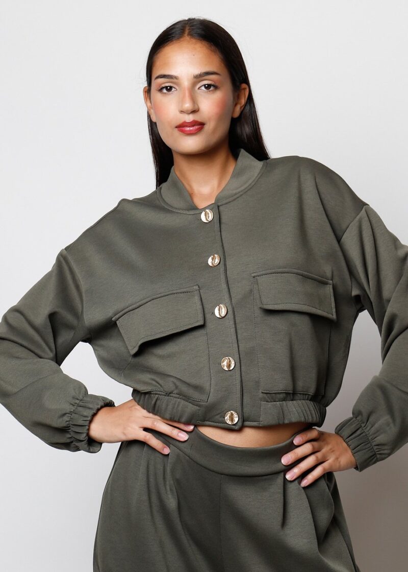 Bomber Matilda corta en color verde oliva con botones dorados y bolsillos frontales para mujer.