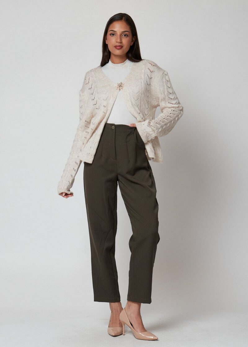 Pantalón Margaret recto en color verde oliva para mujer, estilo casual elegante.
