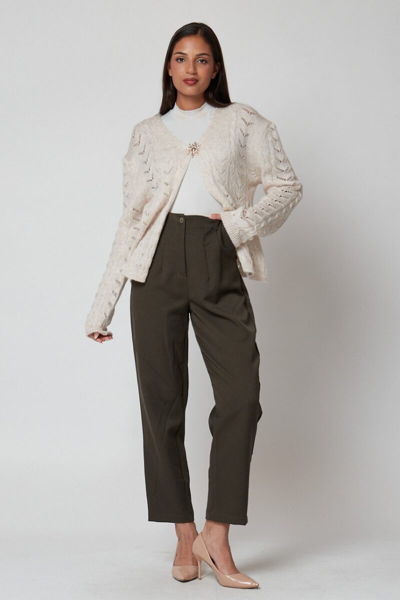 Pantalón Margaret recto en color verde oliva para mujer, estilo casual elegante.