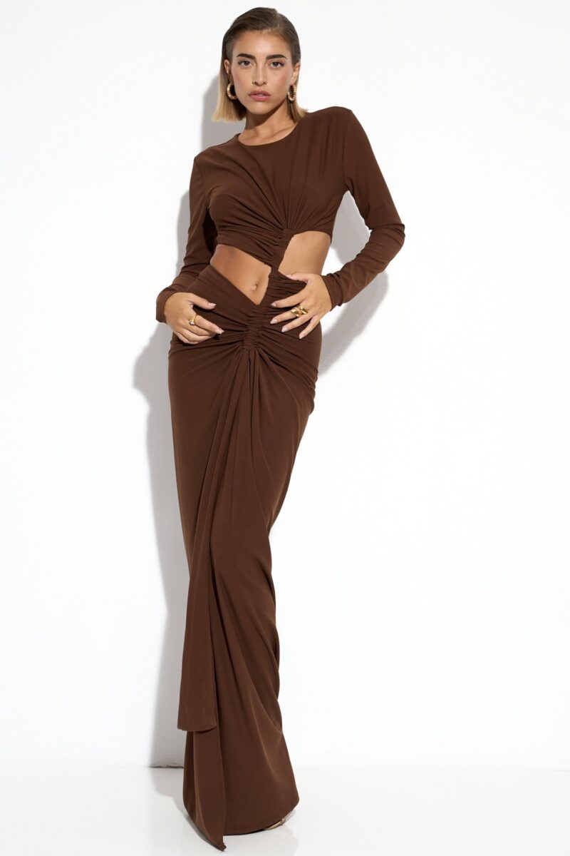Vestido largo marrón chocolate con diseño cut-out y drapeado elegante