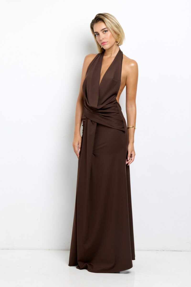 Vestido largo marrón chocolate con escote halter y espalda descubierta elegante