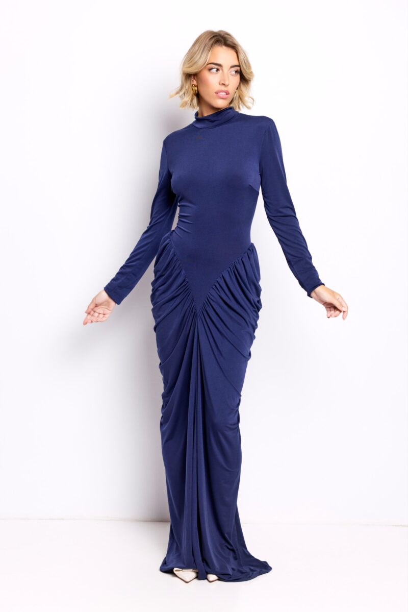 Vestido largo azul medianoche con cuello alto y drapeado elegante