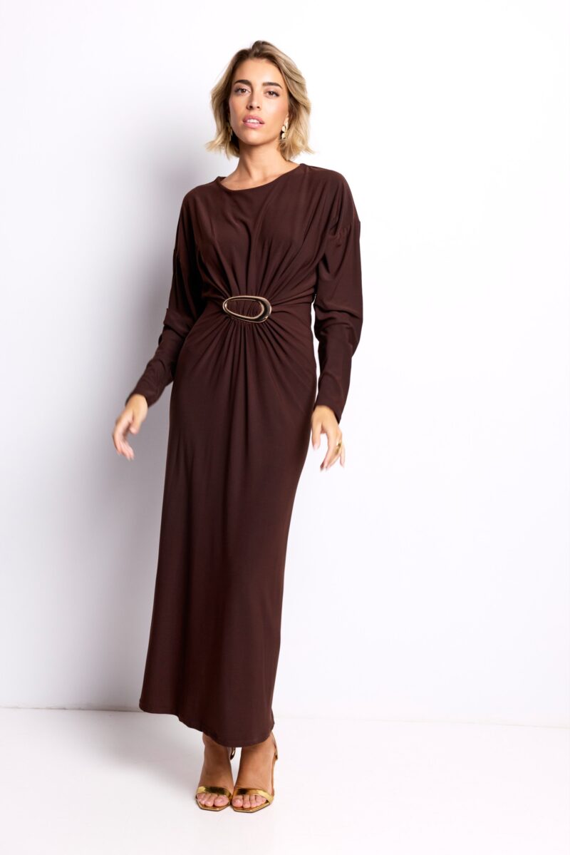 Vestido largo marrón chocolate con detalle dorado en la cintura y manga larga elegante