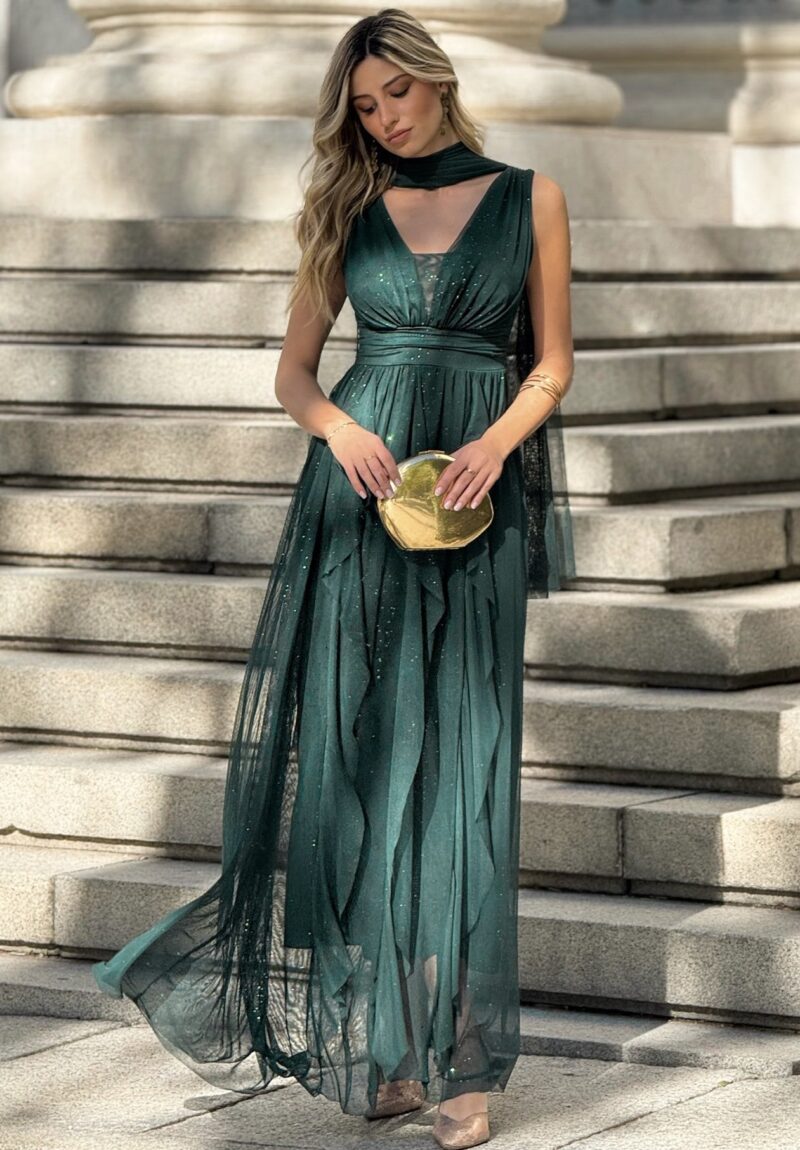 Vestido largo verde esmeralda con capa de tul y brillo elegante