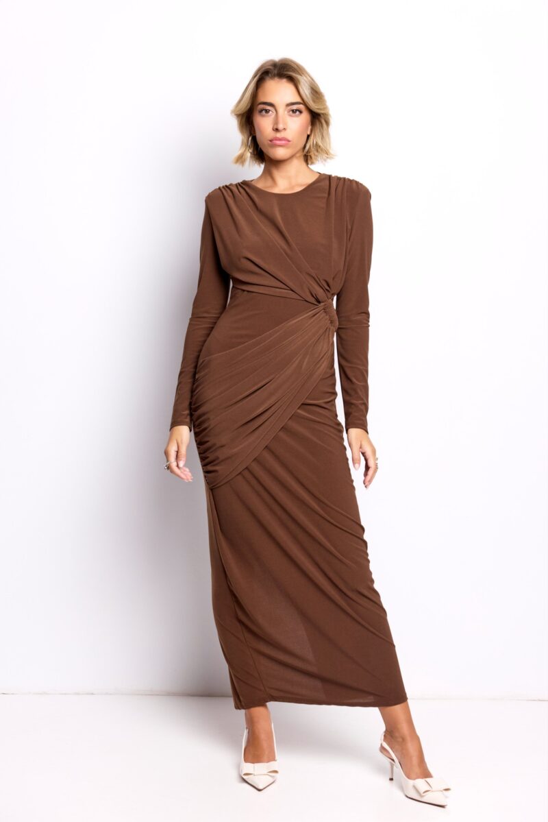 Vestido largo marrón moka con drapeado lateral inspirado en la elegancia griega