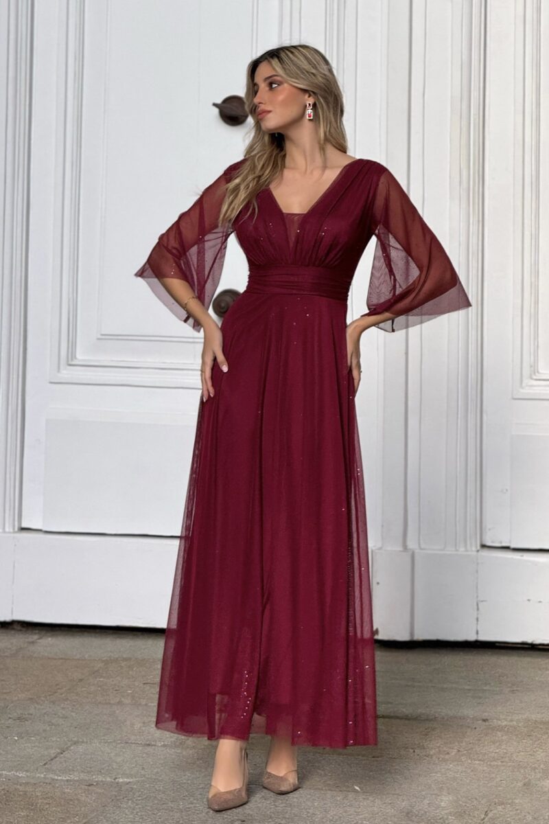Vestido largo burdeos con mangas de tul y lazo elegante en la espalda