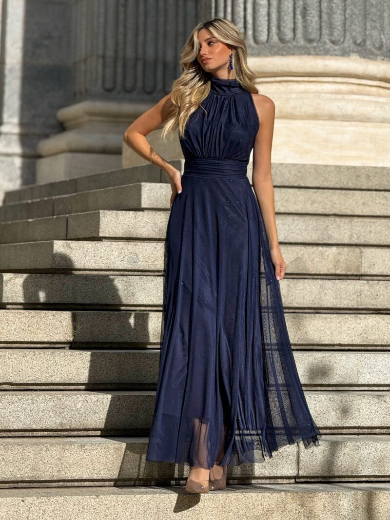 Vestido largo azul noche con cuello halter y tejido con brillo sutil