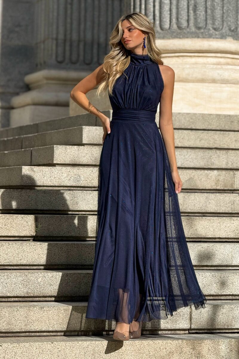 Vestido largo azul noche con cuello halter y tejido con brillo sutil