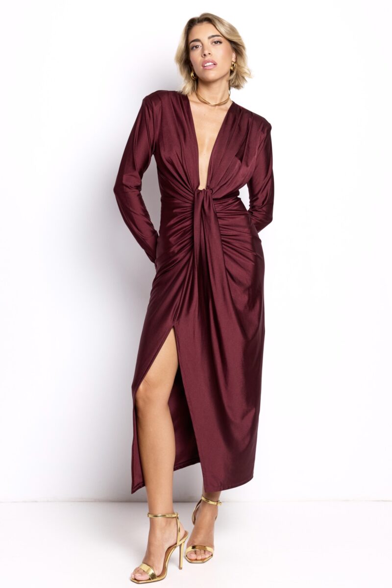 Texto alternativo imagen (alt text): Vestido largo burdeos con escote profundo y drapeado elegante