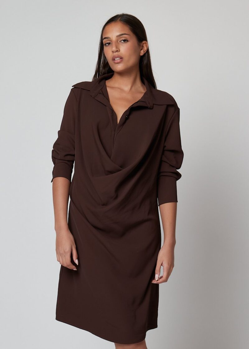 Mujer con vestido marrón chocolate de manga larga y cuello camisero