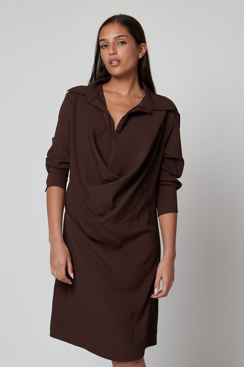 Mujer con vestido marrón chocolate de manga larga y cuello camisero