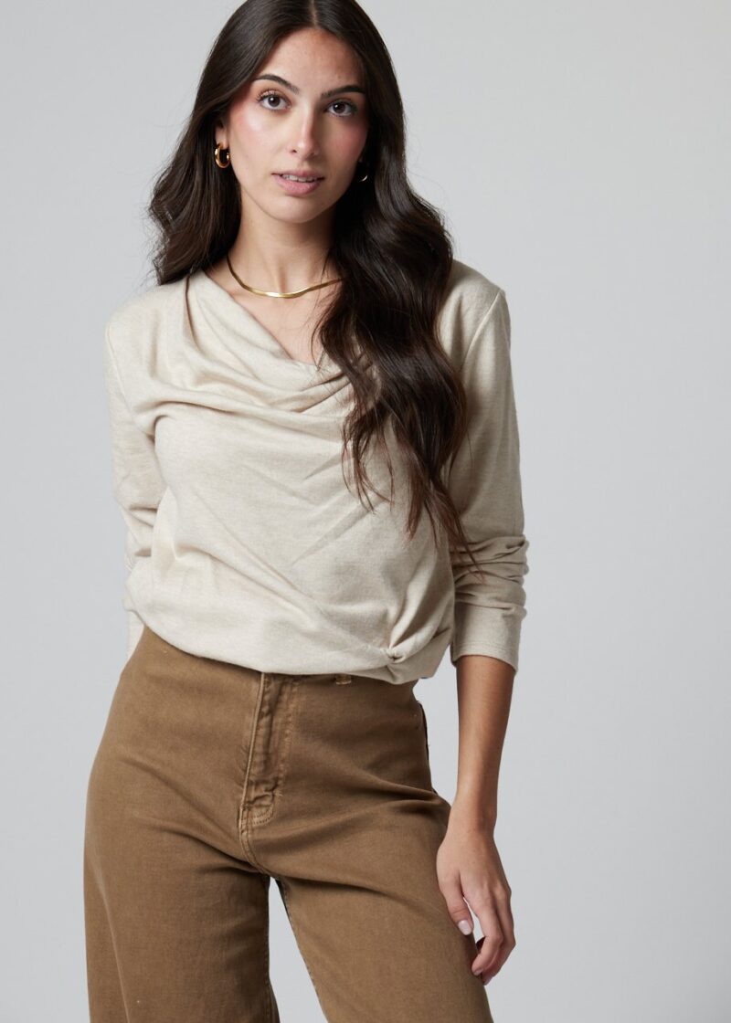 Mujer con camiseta burdeos de escote drapeado y jeans / Mujer con camiseta beige elegante / Mujer con camiseta verde oliva casual