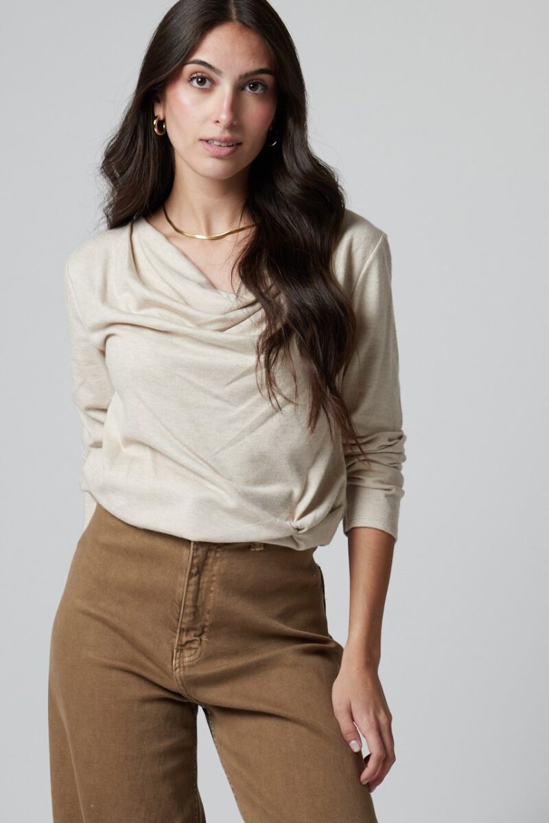 Mujer con camiseta burdeos de escote drapeado y jeans / Mujer con camiseta beige elegante / Mujer con camiseta verde oliva casual