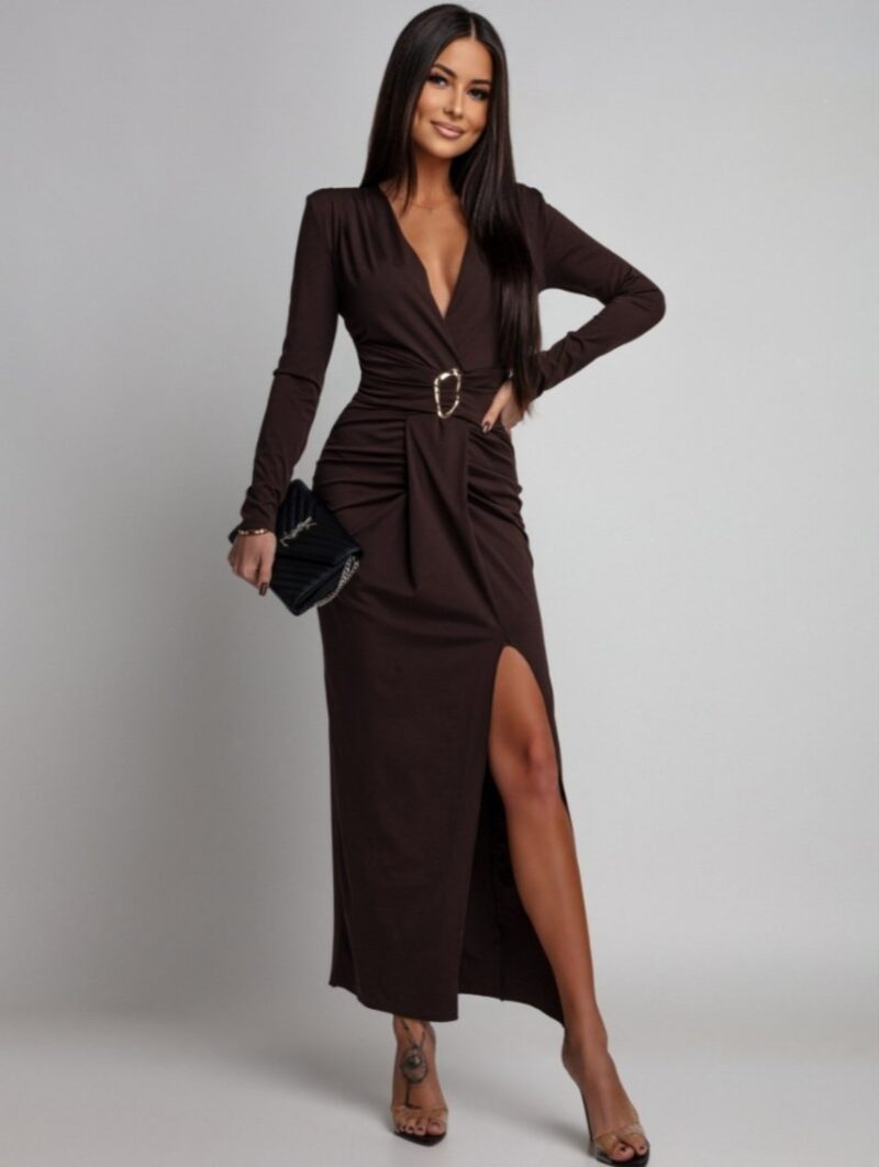 Vestido largo color chocolate con cinturón dorado y escote cruzado elegante