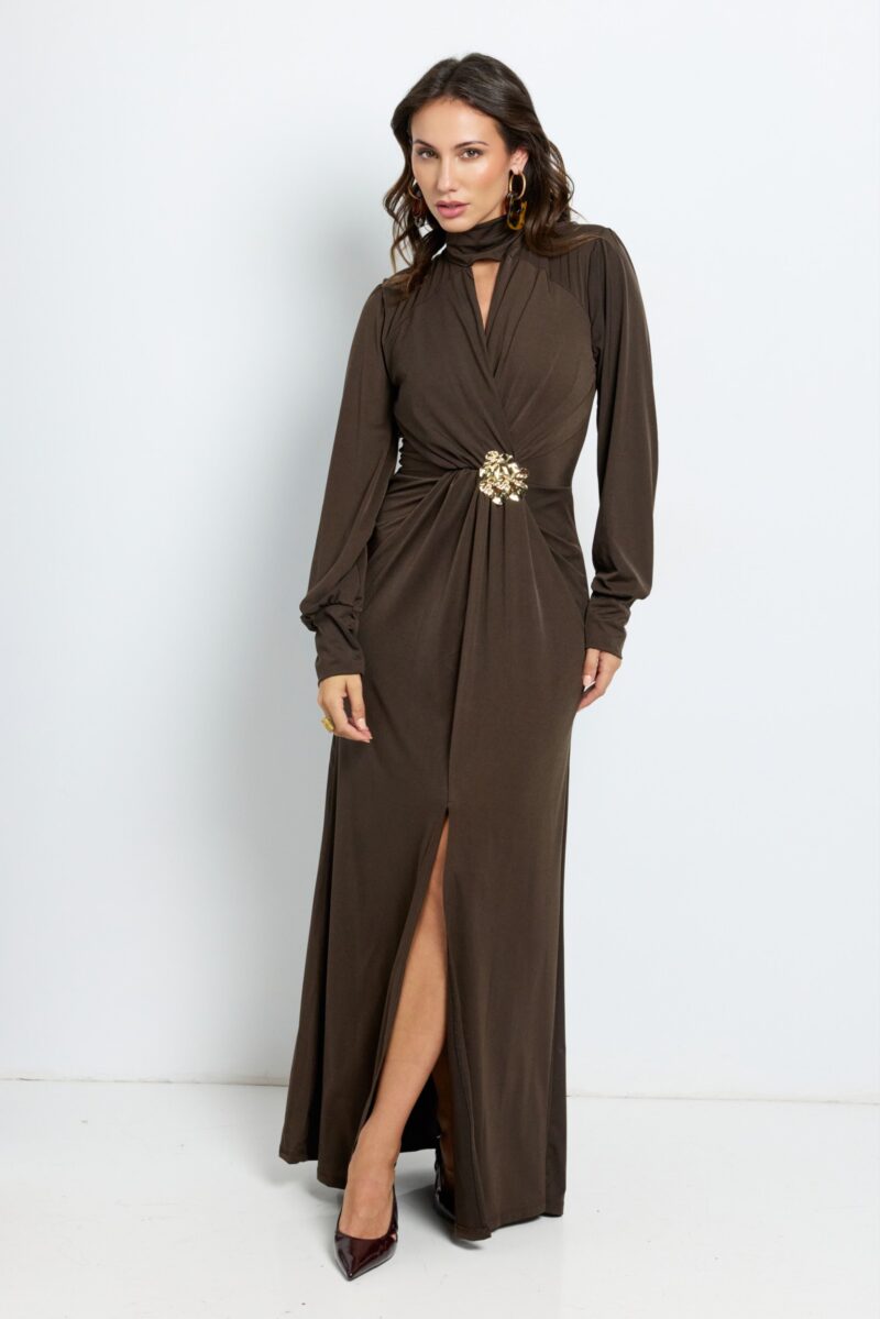 Vestido Soraya largo marrón con broche dorado y cuello alto – Maemuki Shop