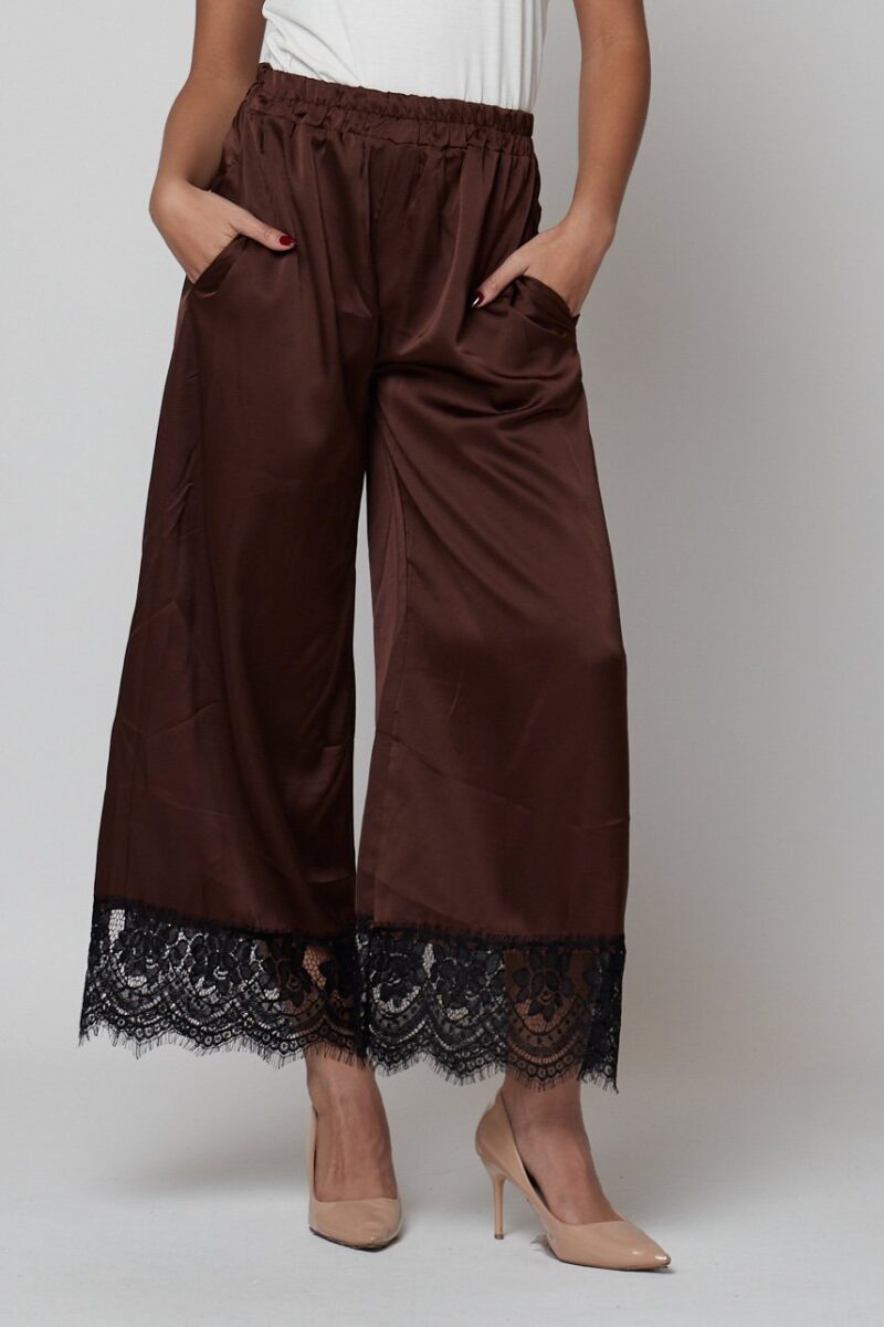 Pantalón Casilda satinado con encaje en el bajo, disponible en negro y marrón