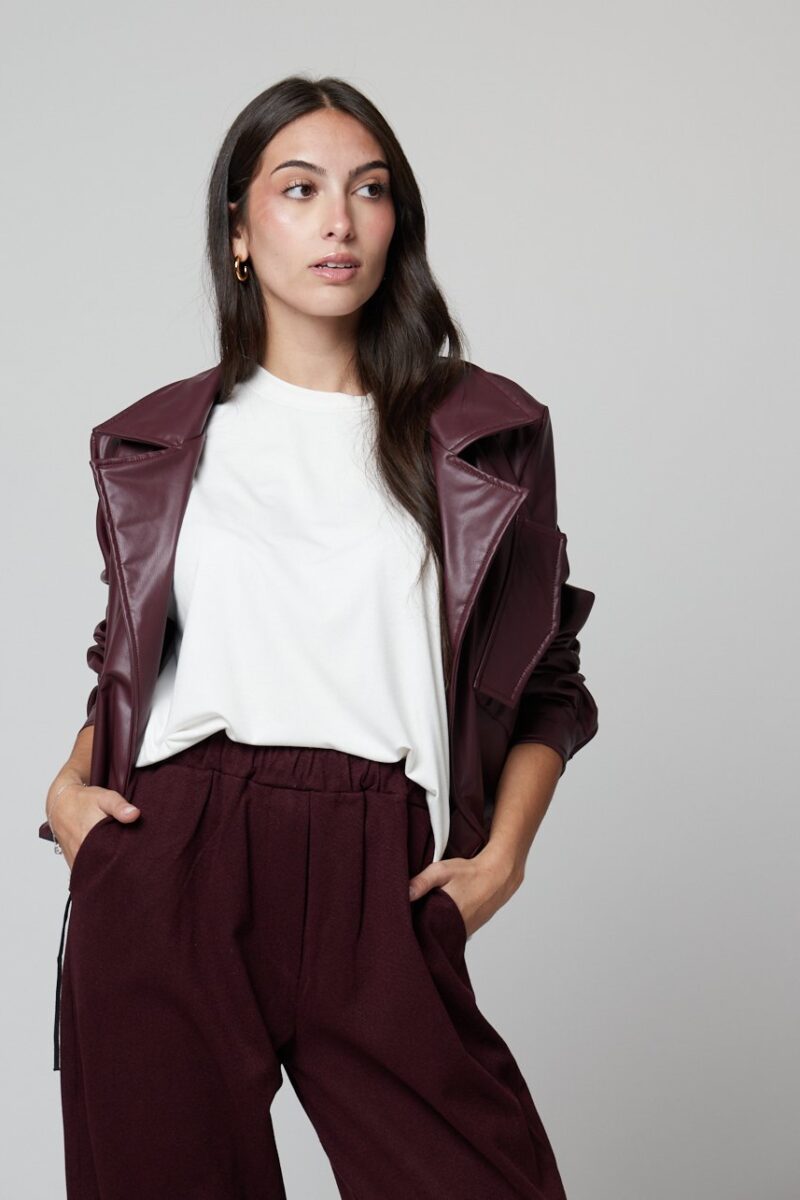 Chaqueta Mónika burdeos efecto piel para mujer con cinturón y cuello estructurado