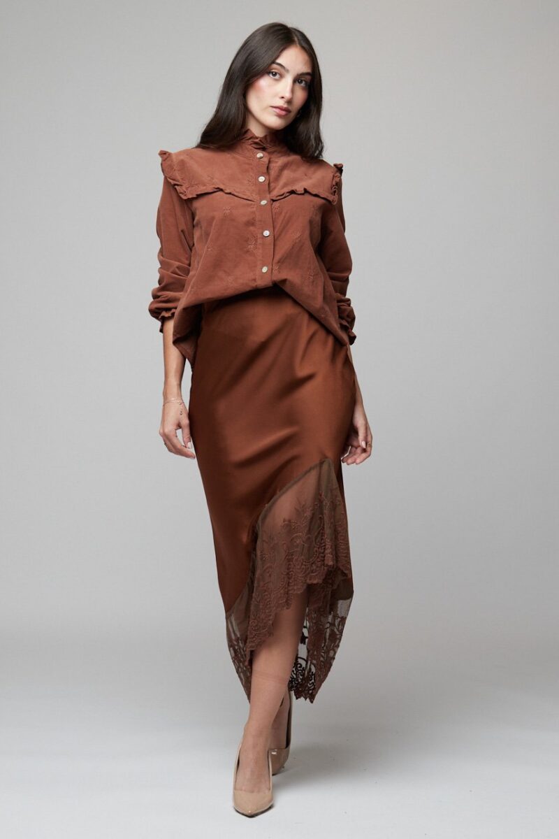 Falda Évora midi satinada con encaje, disponible en marrón y negro