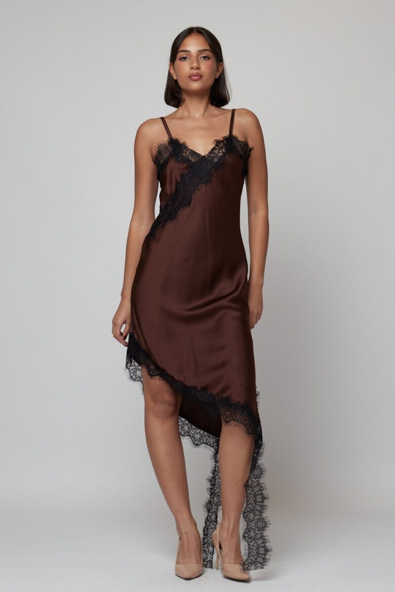 Vestido Lady satinado color chocolate con encaje negro y corte asimétrico