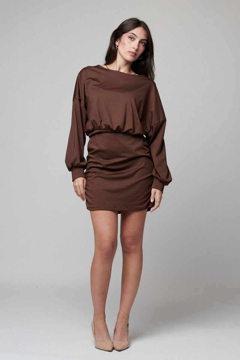 Mujer con vestido corto marrón de manga larga estilo casual chic