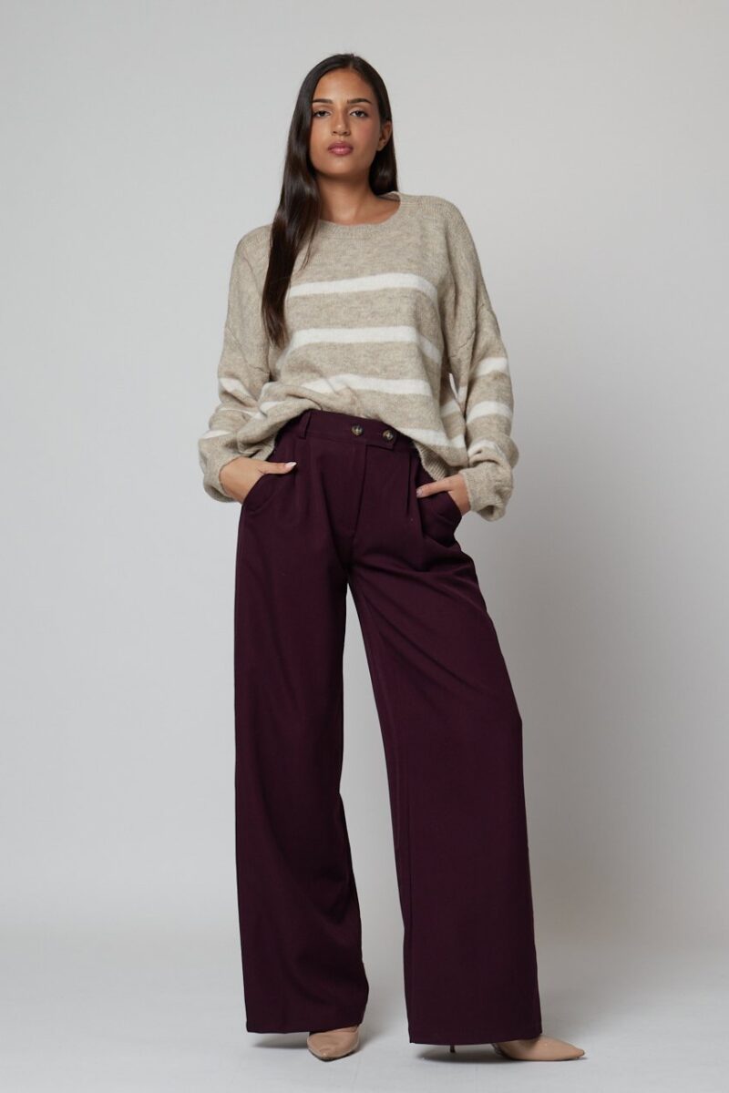 Mujer con pantalón ancho con pinzas en azul marino y burdeos – Pantalón Cristal colección casual