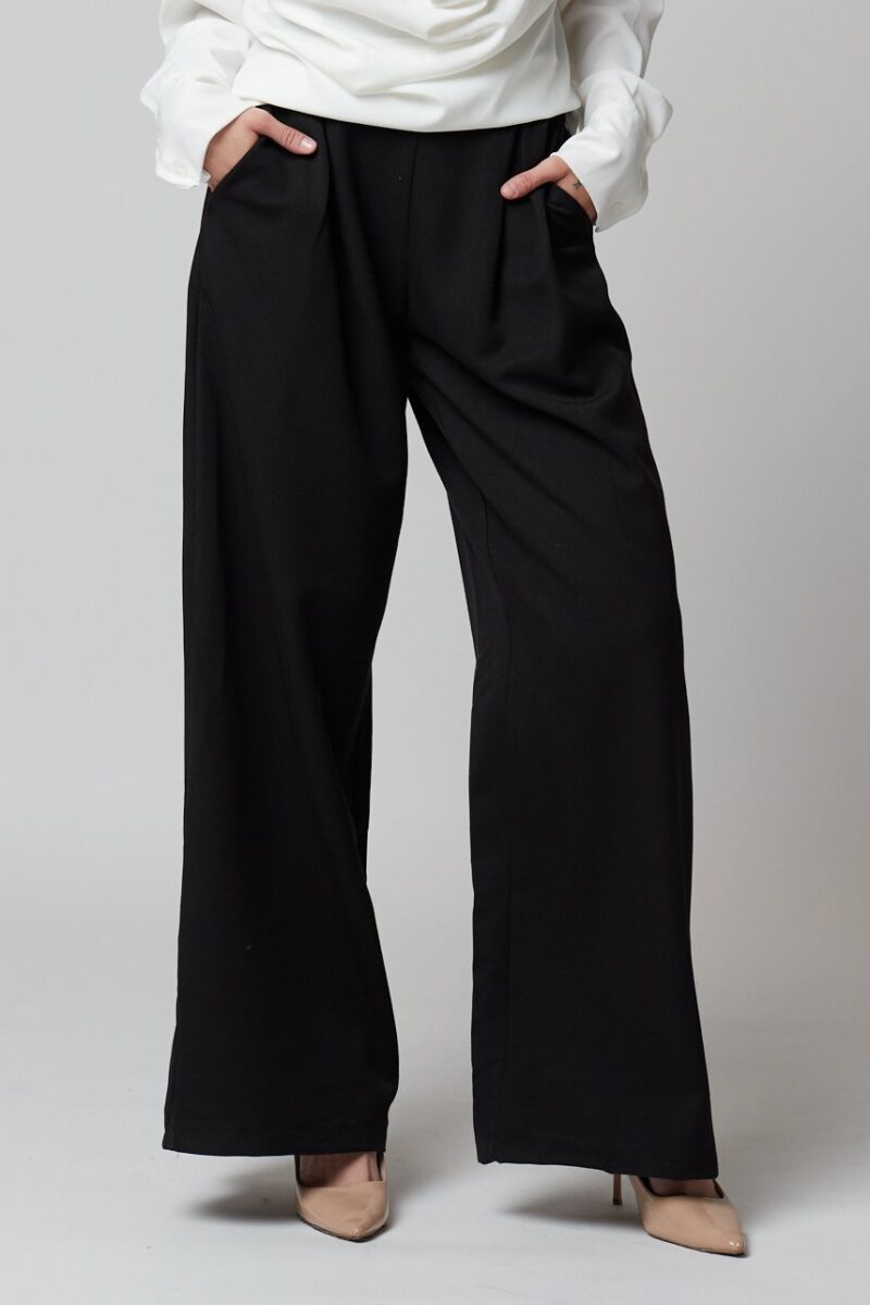 Mujer con pantalón negro ancho con pinzas – Pantalón Mónaco colección casual