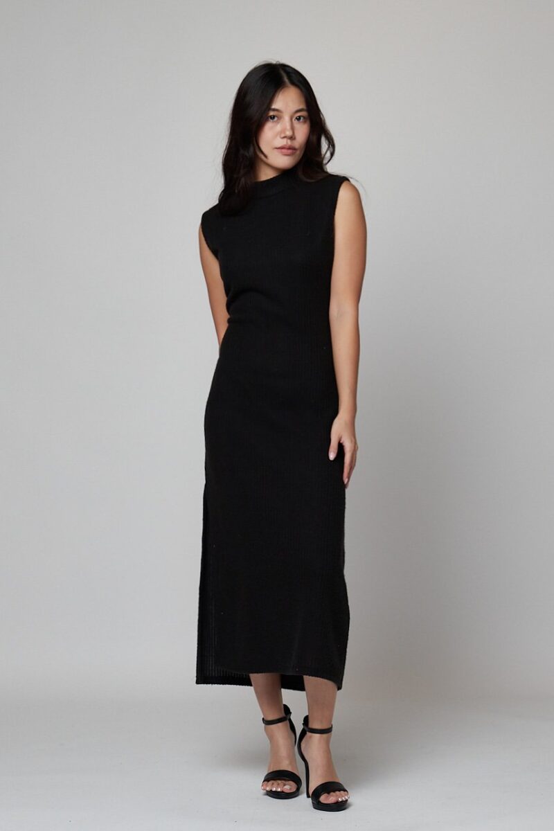 Mujer con vestido negro de punto sin mangas y abertura lateral – Vestido Molina
