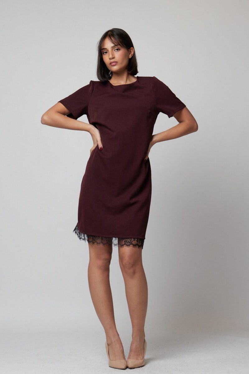 “Vestido corto color vino con detalle de encaje negro – modelo Juliana”