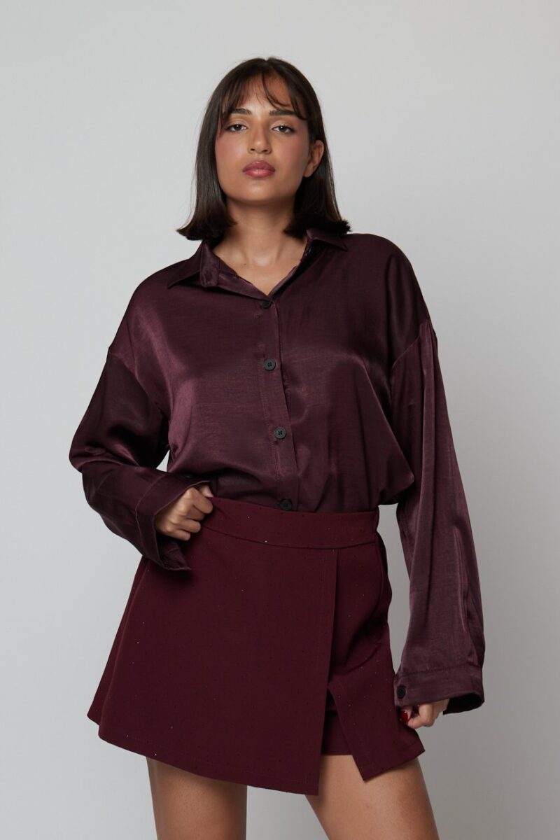 Camisa satinada oversize mujer en colores gris, burdeos, marrón y negro – Colección casual Maemuki