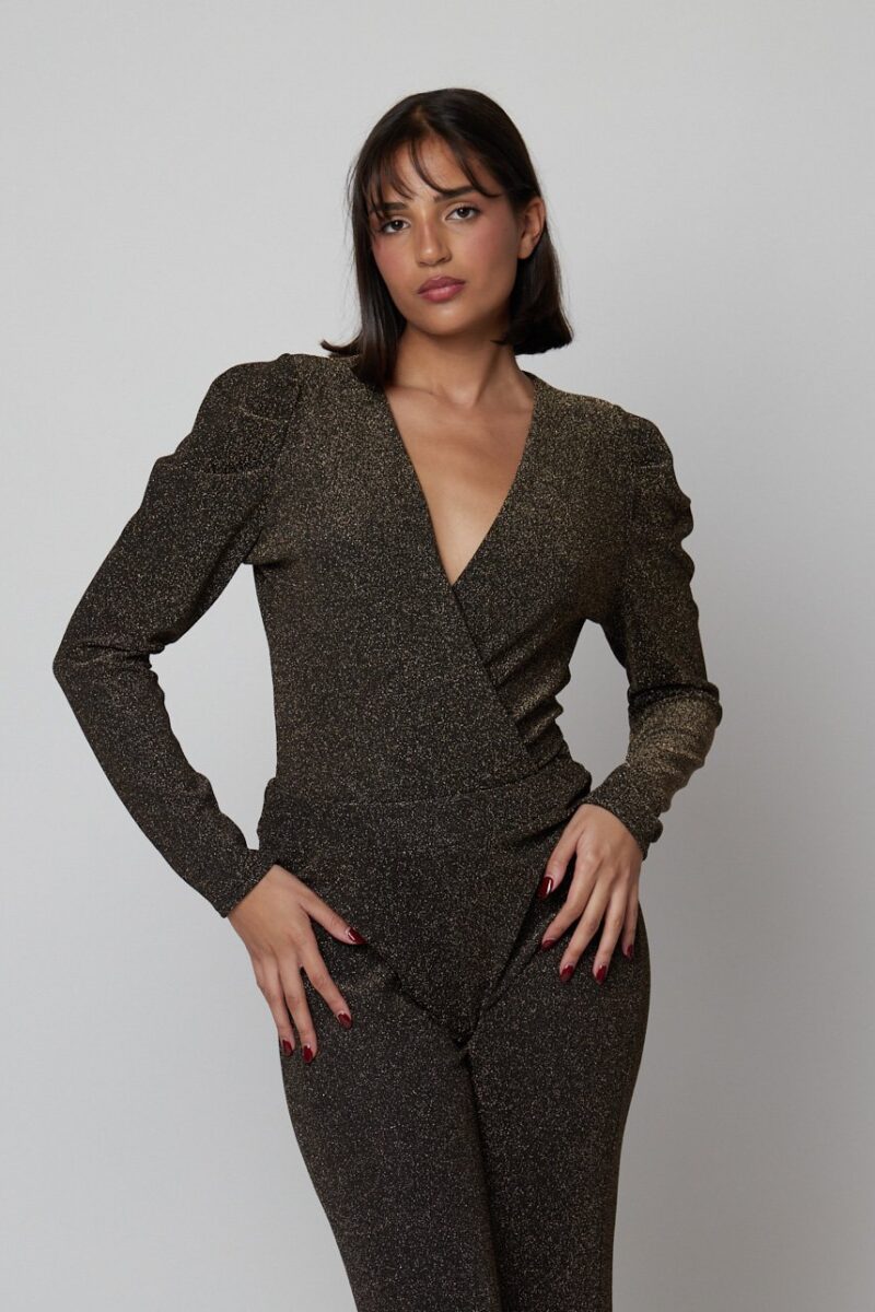 Body cruzado de brillo lurex con manga larga y escote en V, estilo casual elegante.