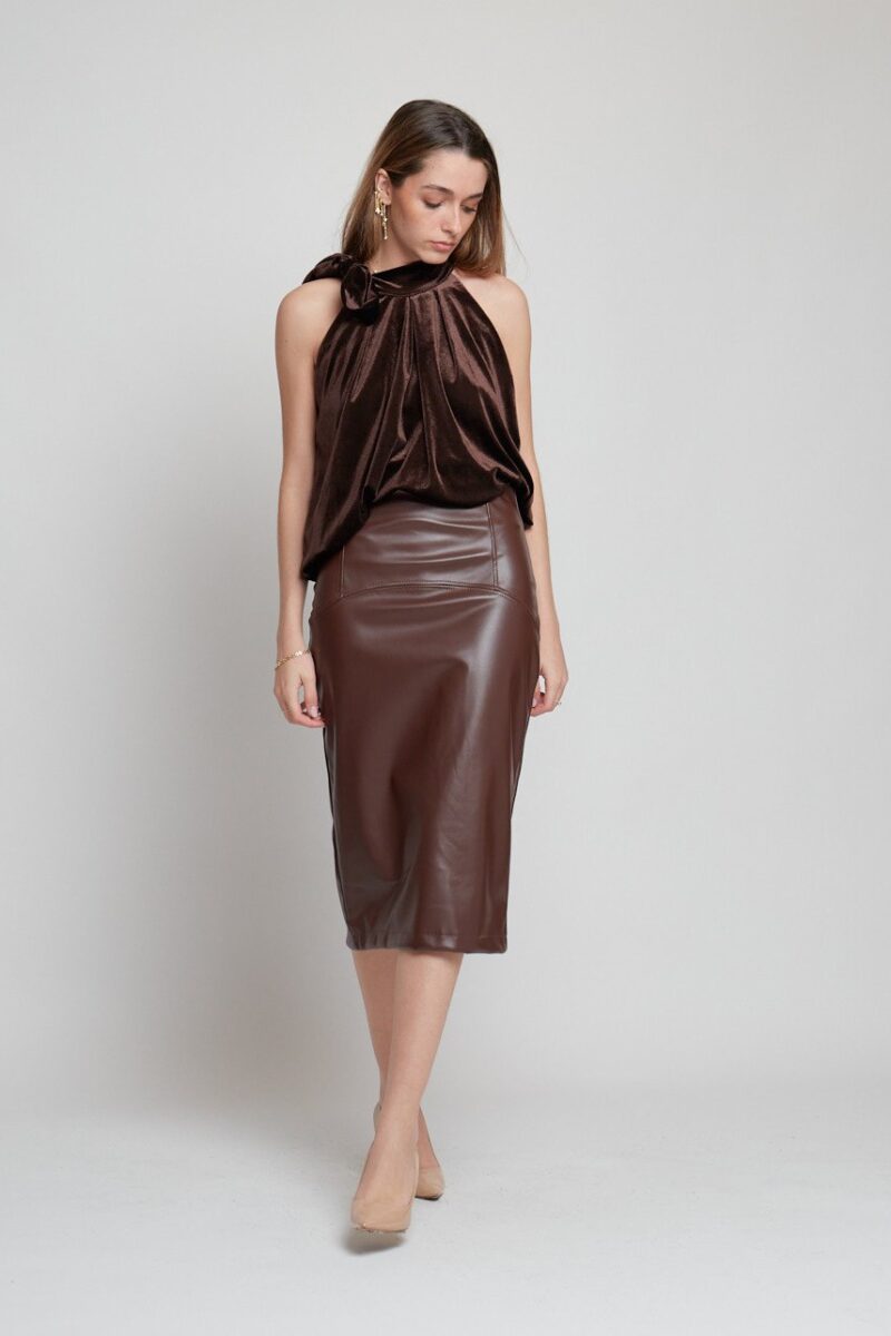"Falda midi efecto piel marrón con corte recto y cintura entallada"